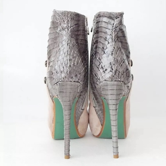 Luxury Green Bottom Chaneli Womens
Feather Suede Snakeskin Ankle Boots, 8.5 - Picture 2 of 10